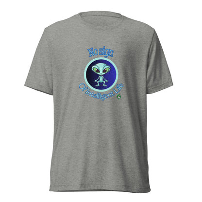 Men's grey tee shirt with a printed graphic of a blue alien and the words No Sign of Intelligent Life. Designed by Wizard Prints